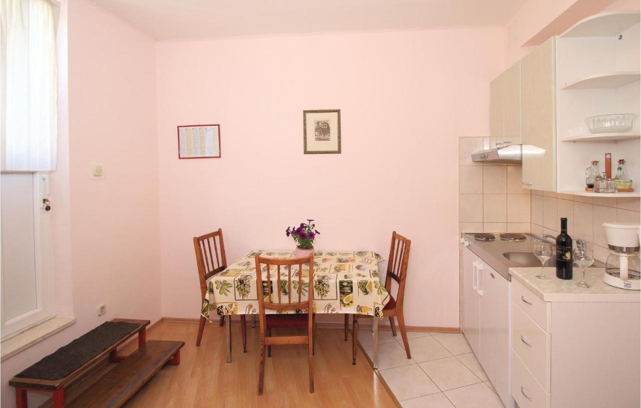 1 Bedroom Nice Apartment In Kastel Sucurac Kaštela Eksteriør bilde