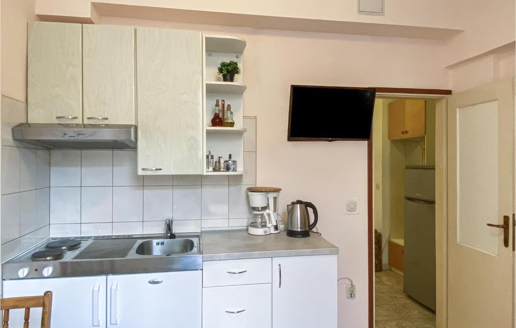 1 Bedroom Nice Apartment In Kastel Sucurac Kaštela Eksteriør bilde