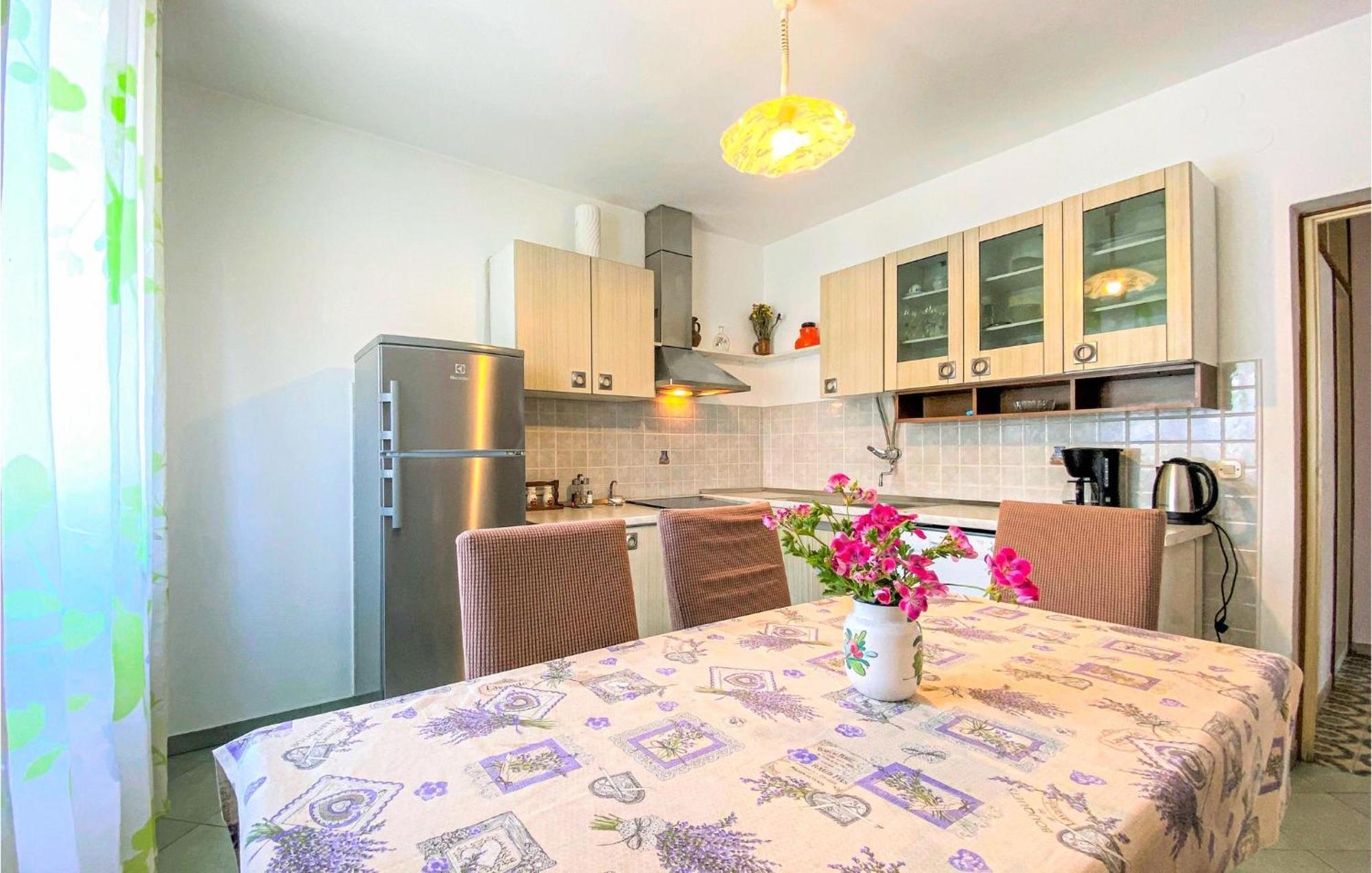 1 Bedroom Nice Apartment In Kastel Sucurac Kaštela Eksteriør bilde