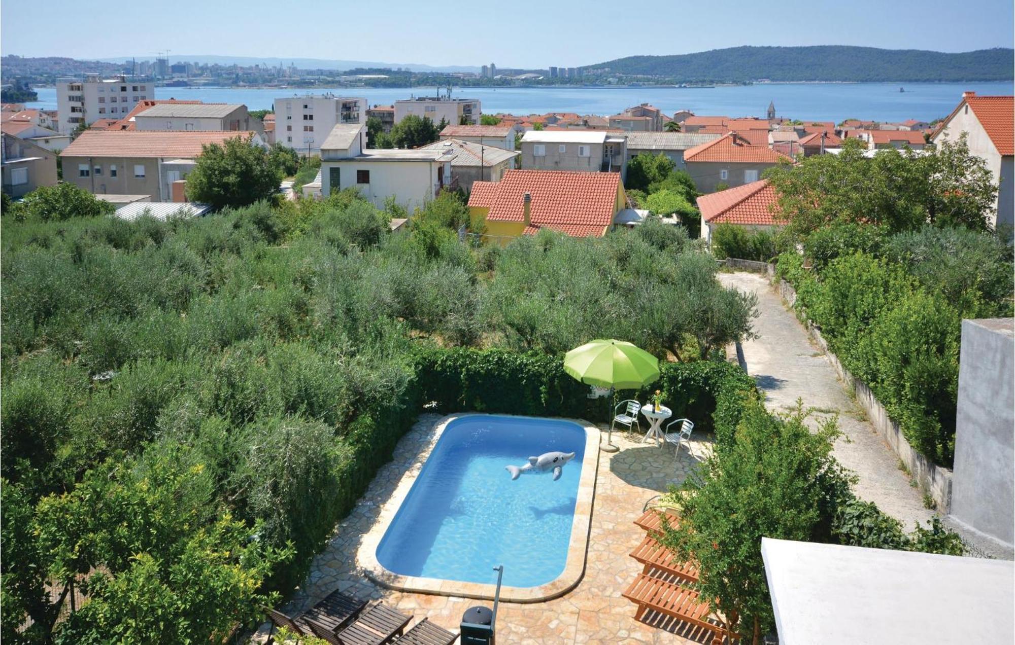 1 Bedroom Nice Apartment In Kastel Sucurac Kaštela Eksteriør bilde
